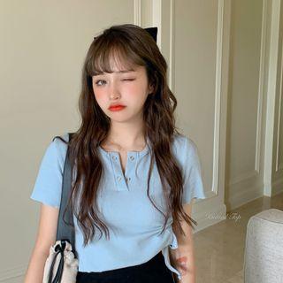 Short-sleeve Drawstring Cropped Top / Frayed Denim Skirt