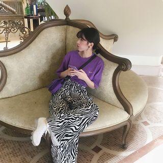 Elbow-sleeve T-shirt / Animal Print Wide-leg Pants