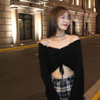 Long-sleeve Off-shoulder Drawcord Crop Top / Wide-leg Plaid Pants
