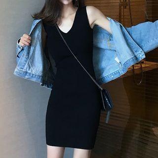 Sleeveless V-neck Knit Sheath Dress