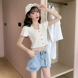 Short-sleeve V-neck Cropped Knit Top / Washed Denim Shorts