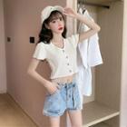 Short-sleeve V-neck Cropped Knit Top / Washed Denim Shorts