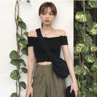 Off-shoulder T-shirt / Wide-leg Cargo Pants