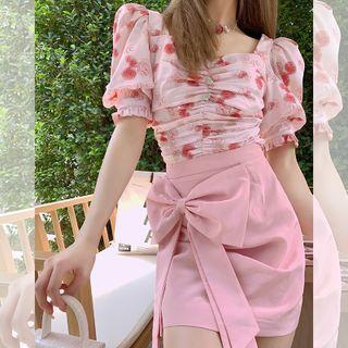 Puff-sleeve Floral Print Blouse / Ribbon Mini Pencil Skirt