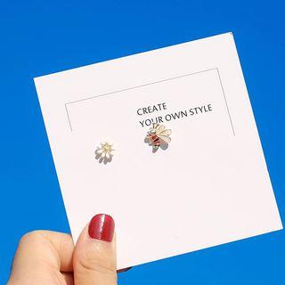 Flower & Bee Non-matching Stud Earring White - One Size