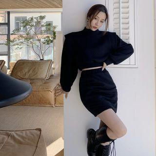 Quilted Mock-neck Cropped Sweatshirt / Mini Skirt