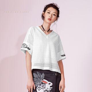 Rabbit Embroidered V-neck Perforated Short Sleeve T-shirt