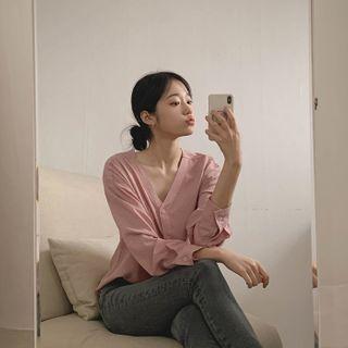 [cle.] V-neck Polka-dot Blouse