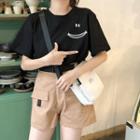 Smiley Embroidered Short-sleeve T-shirt / Buckled Cargo Shorts