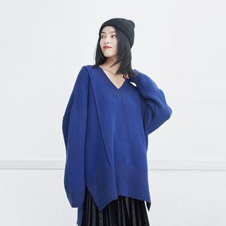 Loose-fit Dip-back V-neck Knit Top