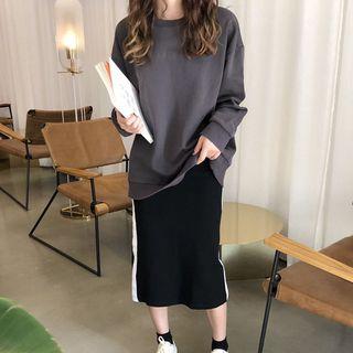 Lettering Sweatshirt / Contrast-trim Midi Skirt