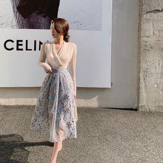 V-neck Plain Top / High-waist Floral A-line Skirt