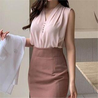 Sleeveless Pleated-shoulder Button-trim Blouse