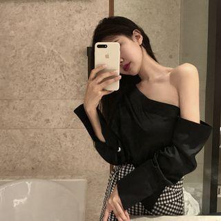One-shoulder Blouse / Gingham Wide-leg Shorts