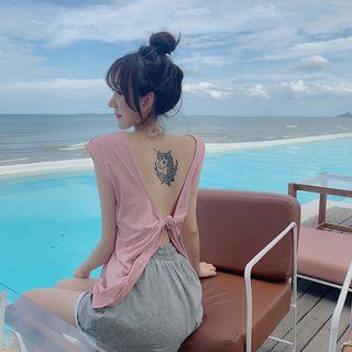 Open Knotted-back T-shirt / Contrasted Shorts