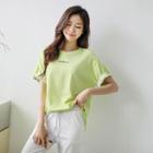Tab-sleeve Letter-embroidered T-shirt
