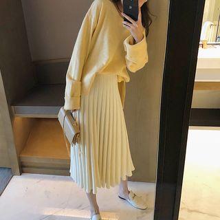 Dip-back Slited Knit Top / Pleated Midi Skirt