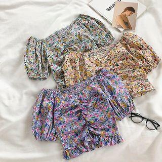 Floral V-neck Ruffled-trim Short-sleeve Blouse