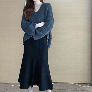 V-neck Sweater / Ruffle Hem Midi Pencil Skirt