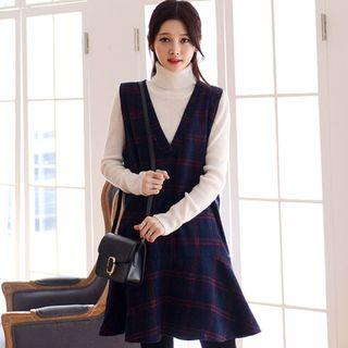 Deep V-neck Sleeveless Checked Dress