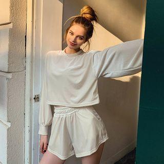 Set: Cropped Velvet T-shirt + Wide-leg Shorts