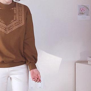 Round-neck Embroidered Fleece-lined Pullover