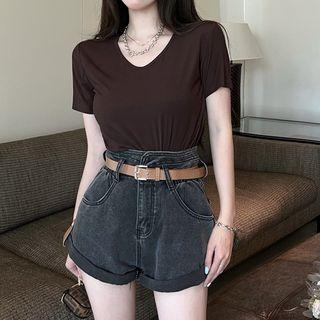 Short-sleeve V-neck T-shirt / Belted Denim Shorts