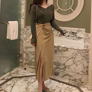 Long-sleeve V-neck T-shirt / Split Hem Midi H-line Skirt
