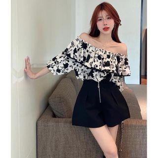 Off-shoulder Printed Top / Zipper High-waist A-line Shorts