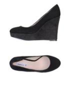 Emanu Lle Vee Pumps