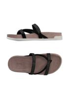 Jeannot Toe Strap Sandals