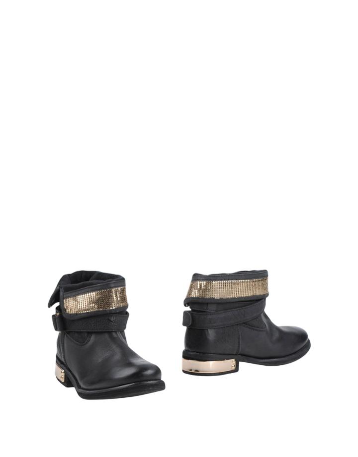 Amust Ankle Boots