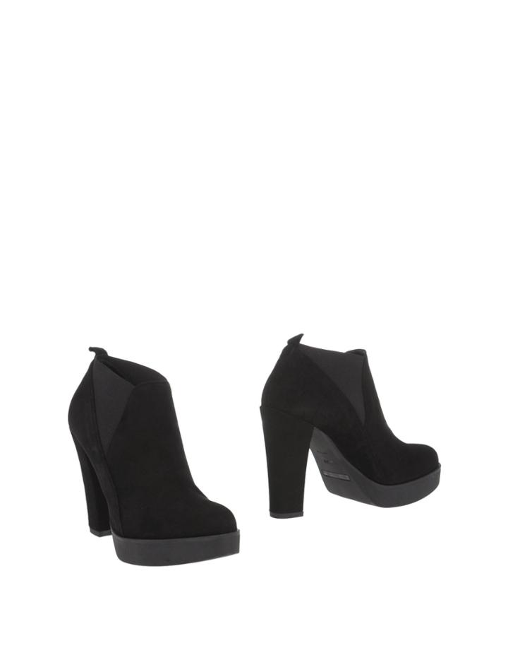 L'amour Booties