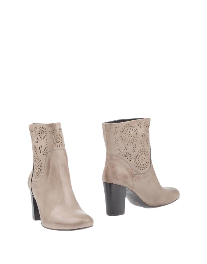 Laura Busi Ankle Boots