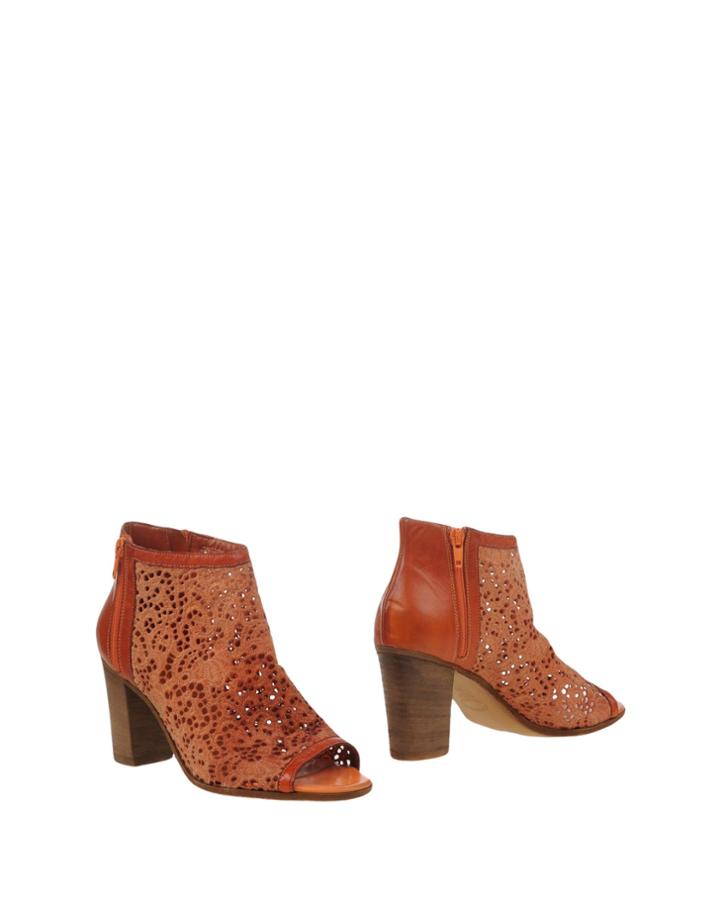Luzzi Ankle Boots