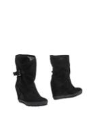 Logan Crossing Ankle Boots