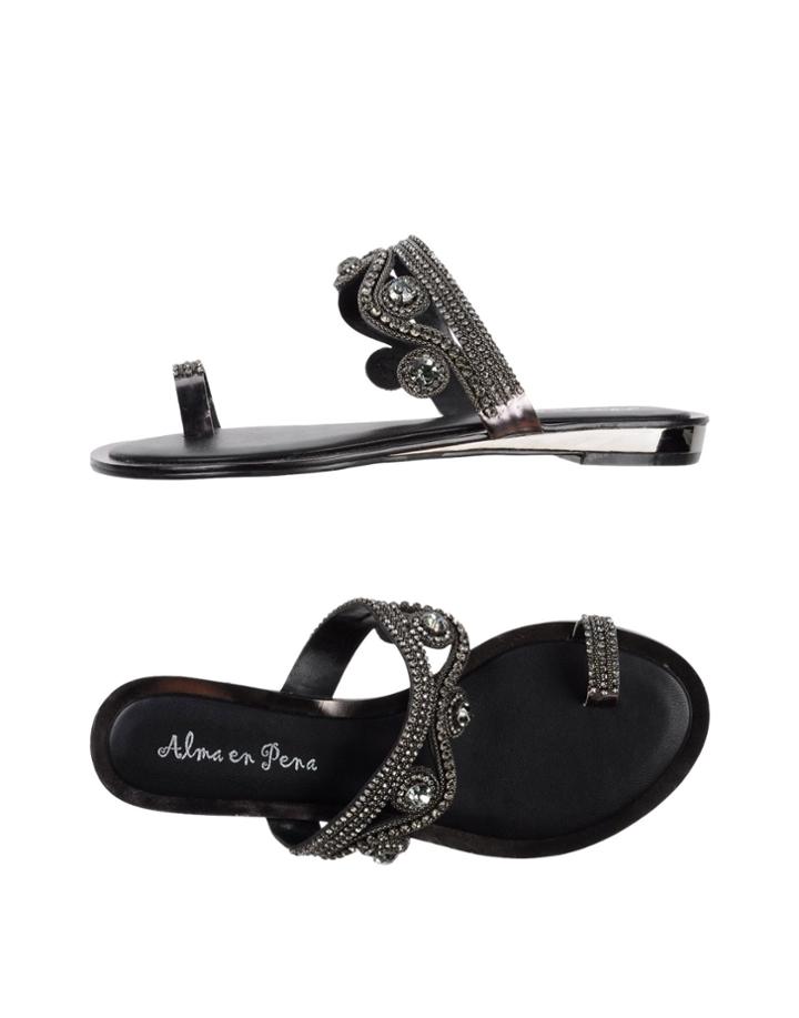 Alma En Pena. Toe Strap Sandals
