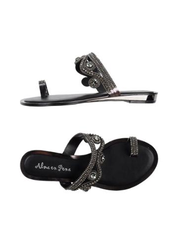 Alma En Pena. Toe Strap Sandals