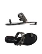 Alma En Pena. Toe Strap Sandals