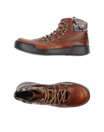 W Dabliu Sneakers