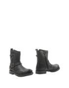 T2in Ankle Boots