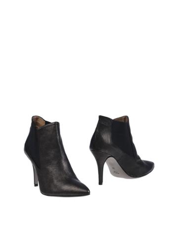 U-turn Ankle Boots