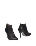 U-turn Ankle Boots