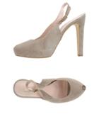 Noa A. Sandals