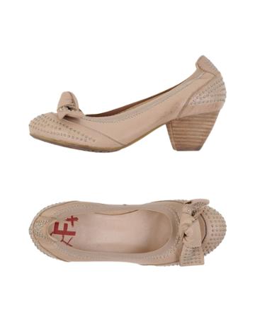 La Femme Plus Pumps