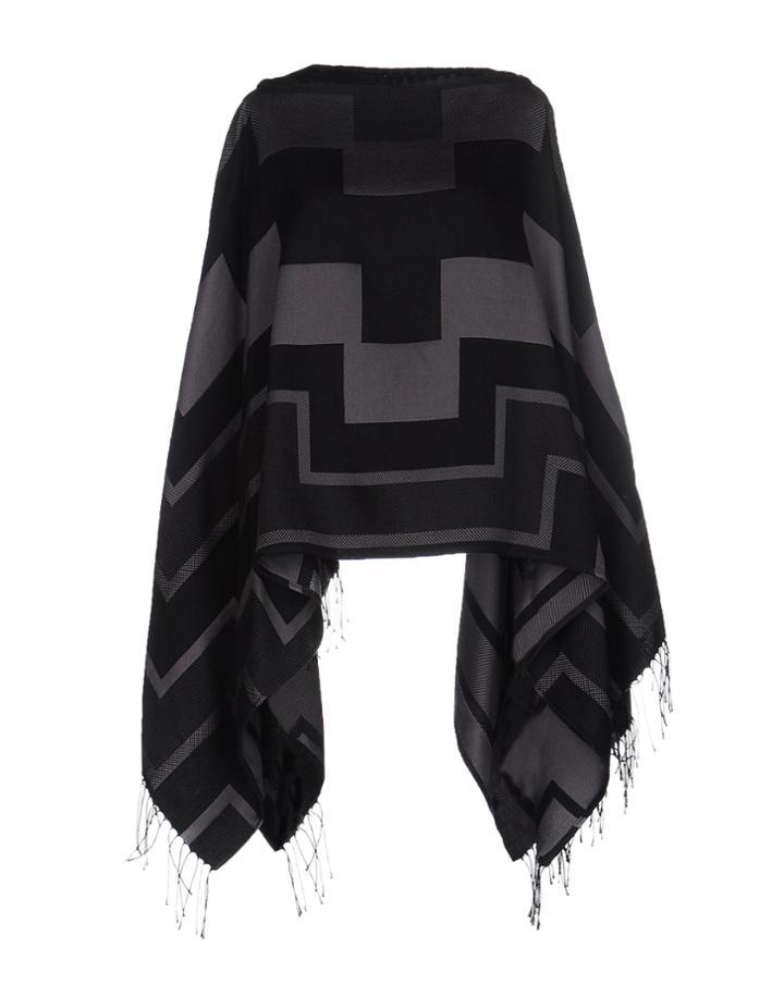 Marcelo Burlon Capes