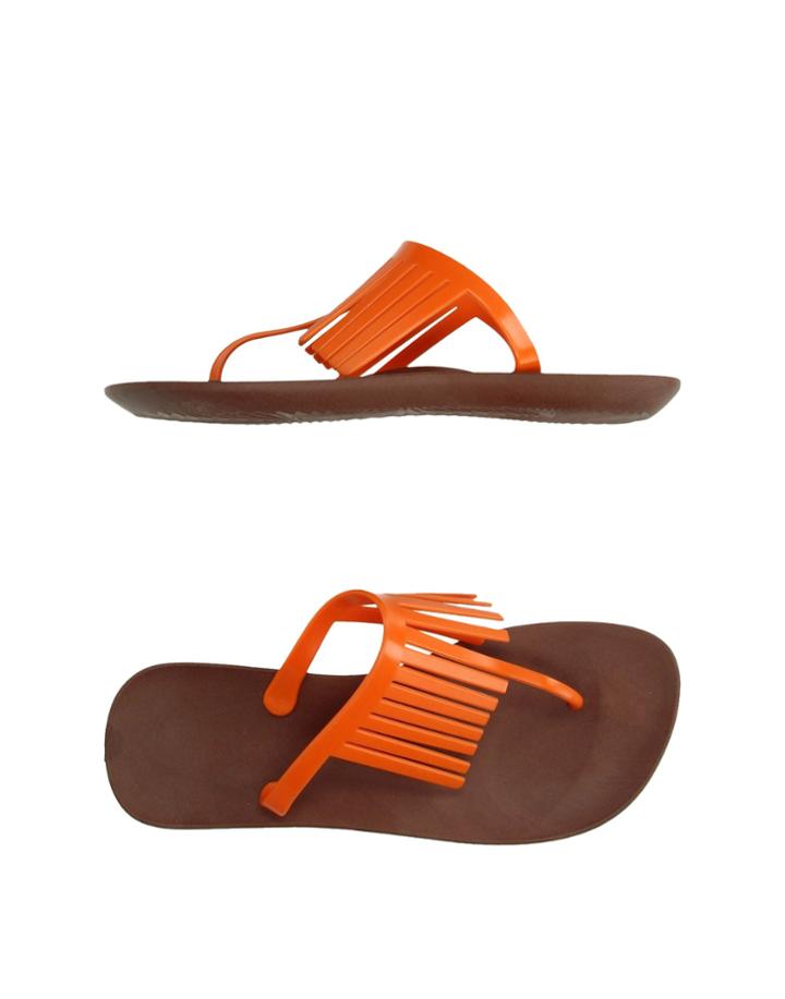 Le Infra Toe Strap Sandals