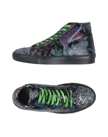 J J  Sneakers