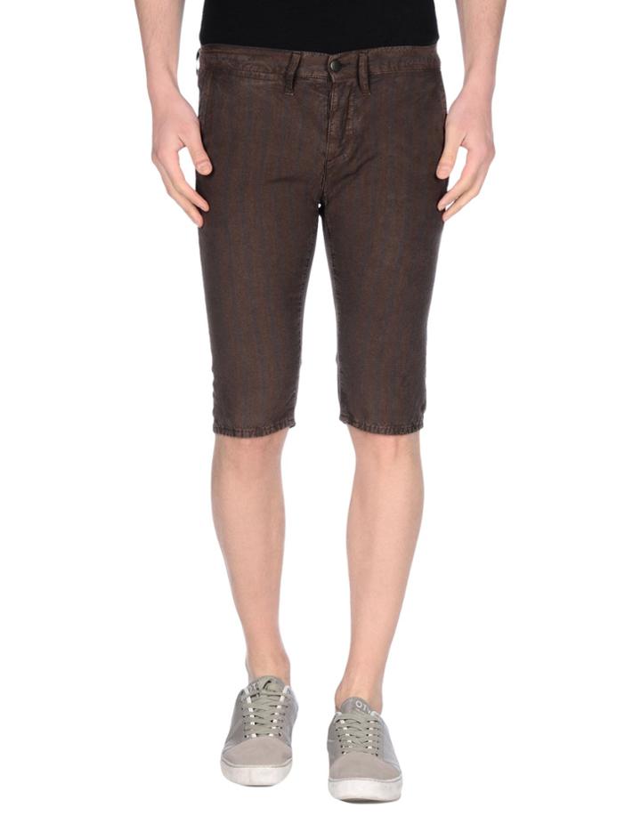 2 Men Bermudas