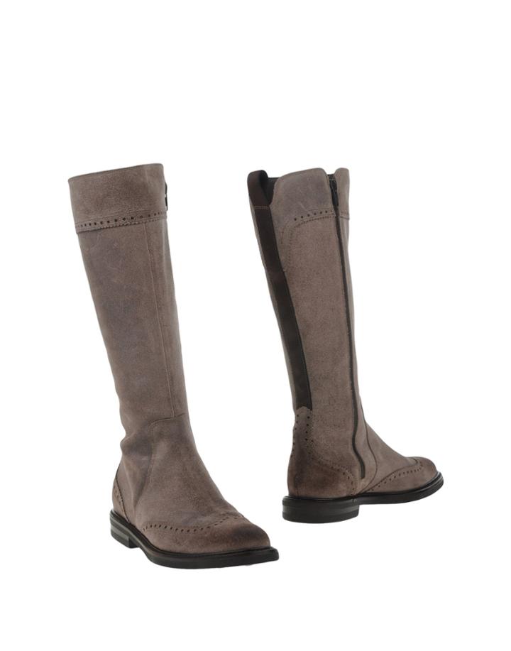 Lo. White Boots